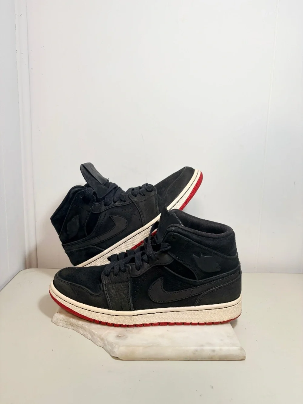 AIR Jordan 1 Mens Size 9 Nouveau Mid Black Red - Picture 1 of 9
